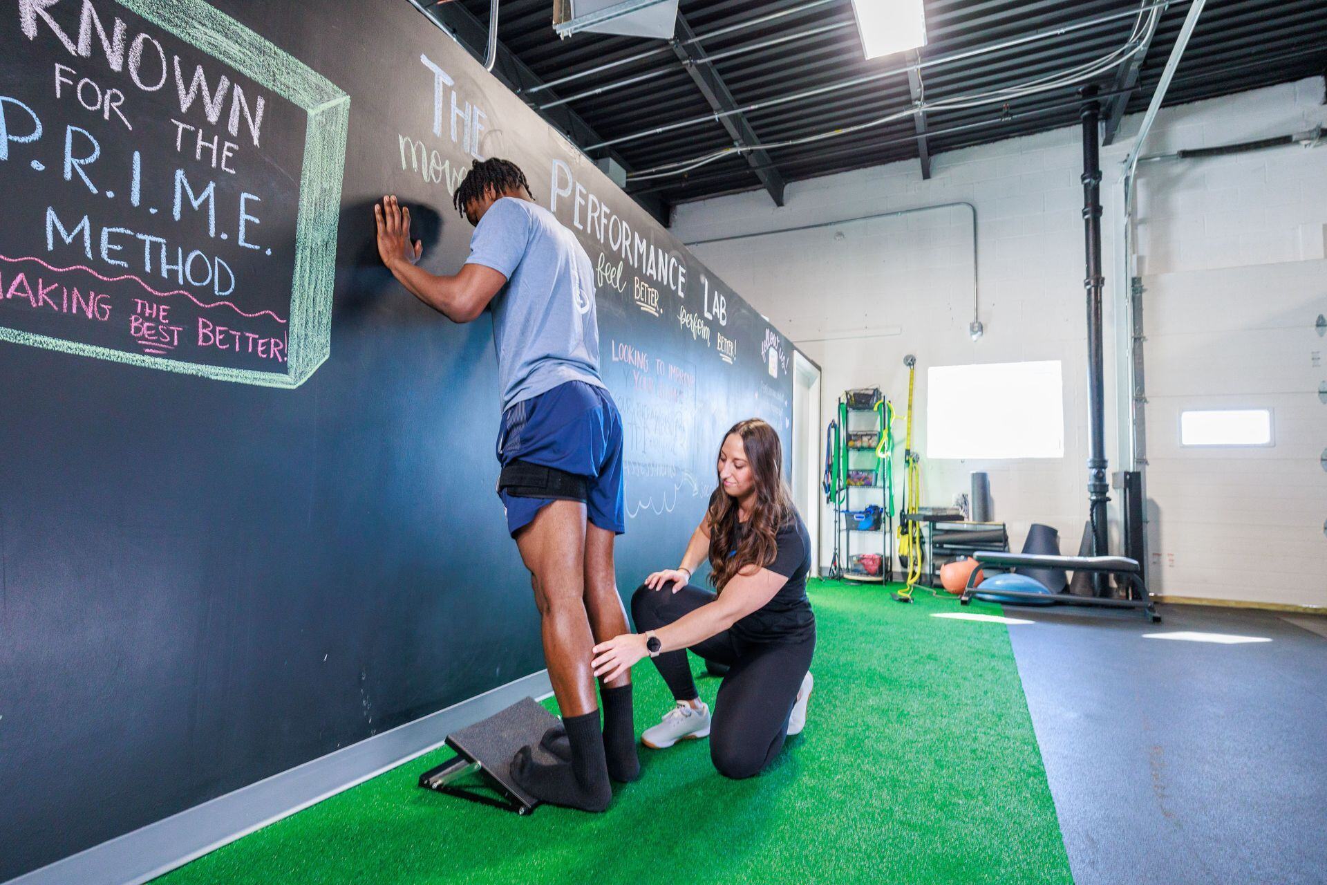 ThePerformanceLab_YardinHelpingClientWithBalancingExercise-1920w
